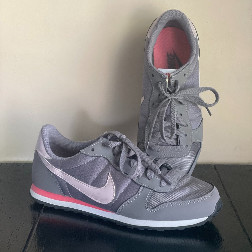 NIKE Genicco Old School Style Sneakers Womens Gray Shoes Tennis 8 Pink RETRO